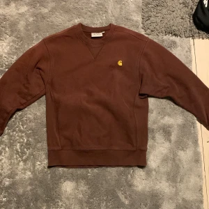 Brun sweatshirt från Carhartt - Säljer en mörk röd sweatshirt från Carhartt. Riktigt skön och bra kvalitet. Skick 9/10