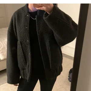 Jacka  - Säljer världens mysigaste teddyjacka / jacka i boucle från mango i bomberjacka modell typ😍😍😍😍 denna är sååååå skön och varm och helt perfekt men tyvärr lite stor för mig😢😢
