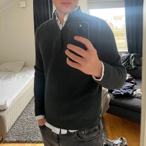 Tröja Mango kashmirmix - Stickad tröja från mango med fyra knappar upp till. Tröjan är i storlek S, näst in till helt nyskick använd 2-3 gånger.