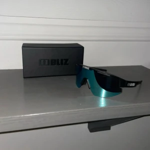 Bliz glasögon - Model Matrix Black frame smoke with blir multi lens 3vlt 14% dem är helt nya aldrig använda!🙌