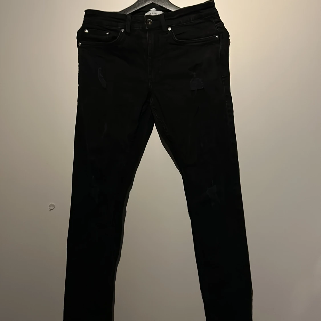 Svarta jeansbyxor med hål i, Skiny fit.