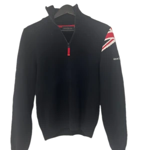 Henri lloyd  - Hej, säljer min super snygga henri lloyd tröja, har använt några gånger men är nästan som ny. Det är storlek s men skulle särga xs pga krymt i tvätt 