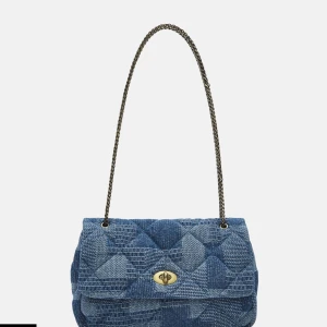 Blå quiltad axelväska - Snygg blå axelväska med quiltat mönster och ett elegant vridlås i metall. Väskan har en kedjeaxelrem och ett rymligt fack med dragkedja inuti. Perfekt för att ge din outfit en cool touch.