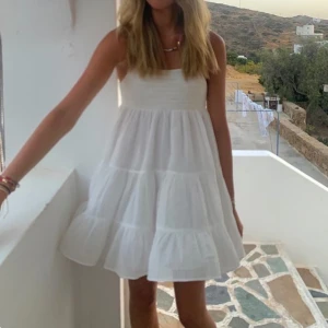 Så fin klänning 💕 - Säljer en söt vit klänning från Zara med volanger. Perfekt för varma sommardagar. Klänningen har en luftig passform och är gjord i ett lätt material⭐️