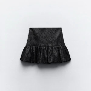 Svart glittrig kjol med volang - Trendig svart glittrig kjol med volangdetalj. Perfekt för att ge en extra touch till din outfit. Den är från Zara och går inte att köpa längre🔥 Perfekt för middag och fest☀️ Säljer då den är inte kommer till användning, den har aldrig blivit använd🥶 Skriv om frågor, pris går att diskuteras!!🩷💗 Kjolen har inbyggda shorts och en dragkedja som inte syns för att stänga den! Köpt för 400kr