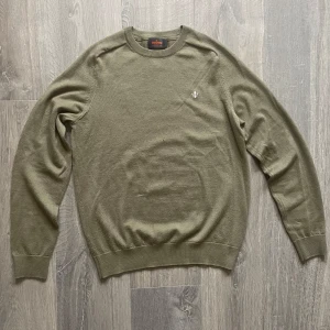 Merinotröja från Morris  - En riktigt snygg men sliten merinotröja från Morris.✅ Flera skavanker, därav priset❌ (se bilder). Ett lagat hål, en slitning och två hål. Går dock att fixa utan större problemom man är sykunnig😁 Tveka inte att skriva vid frågor👍