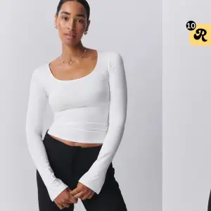 Säljer en stilren vit långärmad topp med tight passform. Perfekt för lager-på-lager eller att bära som den är. Enkel och mångsidig design som passar till många olika outfits. Den är i storlek xs och är i mycket bra skick, använd ungefär 2 ggr