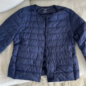 Vårjacka - Fin vårjacka från Uniqlo 💙 Den har 2 pyttesmå fläckar som inte syns när man har på sig den. Tryck gärna på köp nu! Kan gå ner i pris vid snabb affär.