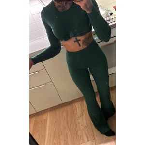 SHEIN - Set, mörkgrönt, byxor och topp - Snygga gröna byxor med tillhörande tröja. Ribbade. Strl xs!