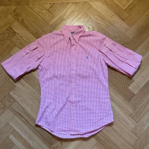 Rosa Polo Ralph Lauren - Fetaste plagget för fetaste priset 🔥  Vid ett snabbt köp går priset att prutas 💯  100% ÄKTA 👍  Inga defekter som inte syns i bilderna ✅  Varan går att hämtas i Gbg för ett lägre pris ⭐️ 