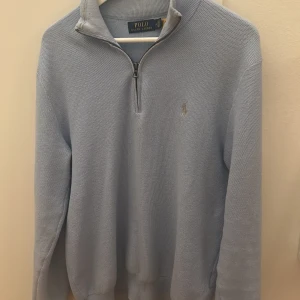 Half zip Polo Ralph Lauren - Säljer en stilren ljusblå tröja från Ralph Lauren i storlek M. Pris kan diskuteras vid snabb affär.    Hör av dig för mer info!