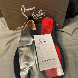Mörk blåa sneakers från Christian Louboutin - Snygga mörk blåa skor från Christian Louboutin. Köpte den för drygt 1 månad sen men de va försmå. Skorna kommer med låda, kvitto och påse. Hör av dig vid frågor. Priset kan diskuteras vid snabb affär.