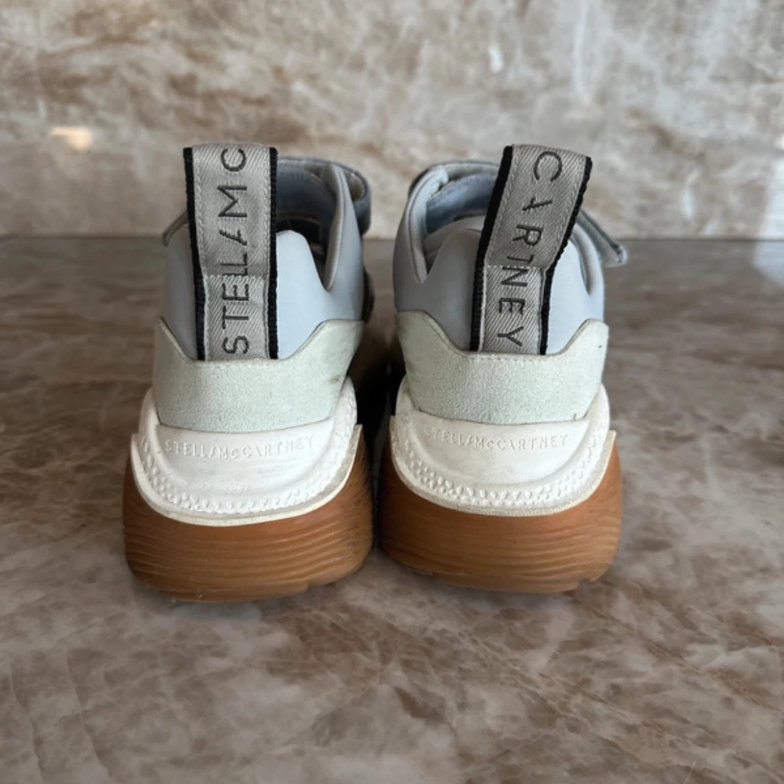 Grå sneakers från Stella McCartney - 1