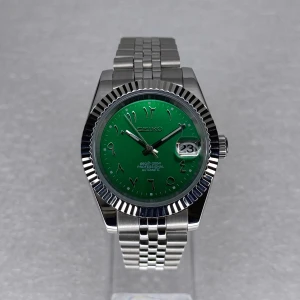 Seiko Arabic Green Mod - Säljer en mycket vacker och fin Seiko Mod! Helt Ny!   Sapphire glas  Autentisk Japansk Urverk Case storlek 40mm.  Hör av er vid frågor!