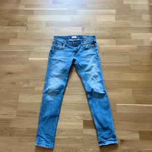 Replay anbass - Fina replay anbass jeans, inga defekter, bra passform och perfekt nu till sommaren. Priset är inte hugget i sten vid snabb affär! Hör av er vid intresse för mer information