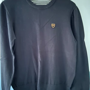 Svart tröja från Polo Jeans Company Ralph Lauren - Snygg svart tröja från Polo Jeans Company Ralph Lauren med ett litet emblem på bröstet. Skriv gärna pm vid funderingar!