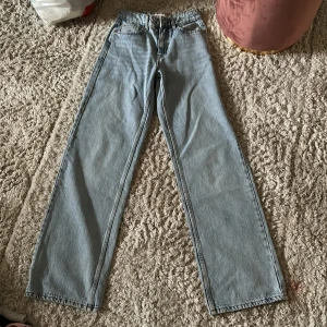 Jeans  - Högmidjade breda jeans, lätta att styla till mycket. Endast använda 1 gång 