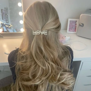 Hårklämma med pärlor - Så elegant och gullig hårklämma med texten 'LOVE' dekorerat med pärlor. Perfekt för att ge en extra touch till din frisyr. Passar bra till både vardag och festliga tillfällen.💞