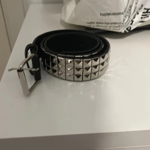 nitbälte  - köpt från plick och säljer pga jag behöver pengar😭