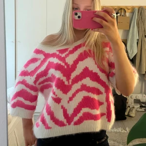 Malene Birger tröja - Säljer en cool vit och rosa stickad tröja från malene birger!
