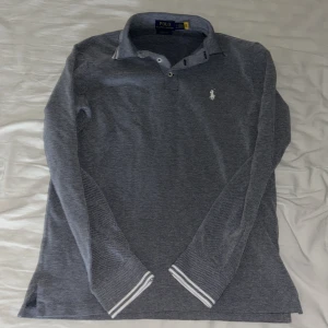 Polo Ralph Lauren Tröja | Storlek: S passar S | Slim fit  - Grå Polo Ralph Lauren långärmad piké | Knappkrage | Köpt på Polo Ralph Laurens Hemsida | Tröjan är i nyskick | Tveka inte på att ställa frågor i Dm!