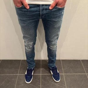 Dondup Jeans George  - Dondup Jeans George! Trendigaste jeansen på marknaden.  Skick= 10/10 (helt nya)  Ny pris= 4000 kr Säljs för= 1099 kr