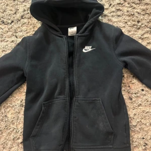 Svart huvtröja från Nike - färgen har tappat sig lite men fortfarande fin