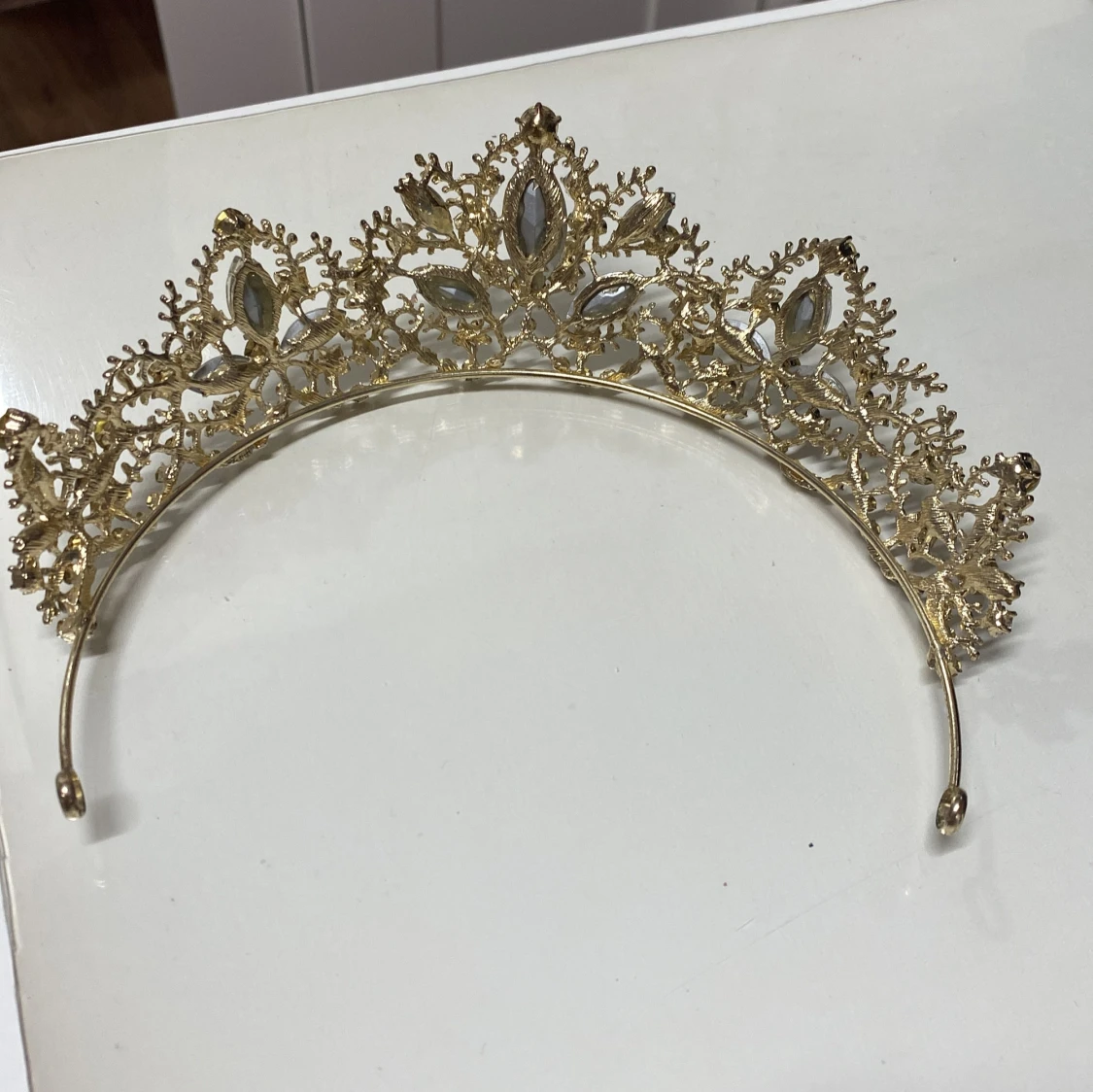 Elegant guldfärgad tiara med glittrande stenar - 3