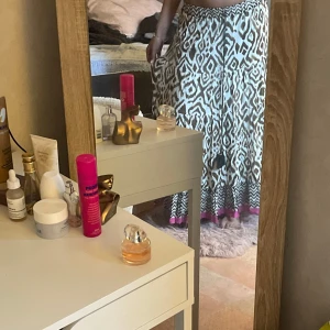  långkjol med knytband - Snygg långkjol med ett unikt mönster i brunt och beige.  Original pris 500kr men säljer för 300kr helt oanvänd också🤍PASSA PÅ ATT KÖPA INNAN SOMMAREN NÄR ALLA SOMMAR KLÄDER BLIR DYRT