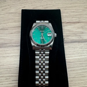 Seiko mod - Helt nybyggd Seiko mod 36mm Datejust med grön arabic dial. Klockan är byggd på ett NH35 movement och är helt automatisk