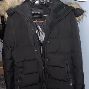 Hollies jacka - Svart Hollies jacka använd 1 vinter  I fint skick