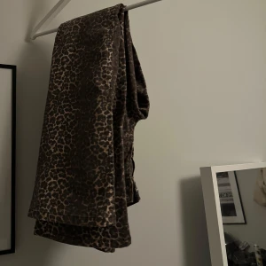 Leopardmönstrade byxor - Knappt använda, storlek 42, men passar 40.