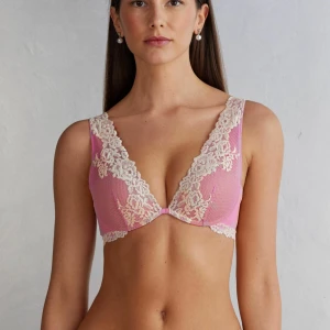 Rosa intimissimi bh - Oanvänd intimissimi bh. Köpt i spanien förra året nypris cirka 600kr❤️