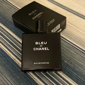 Bleu de Chanel Eau de Parfum - Säljer en helt ny Chanel parfym som passar bra under alla årstider.