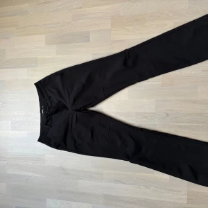 Svarta kostymbyxor från Bik Bok - Superfina lågmidjade kostymbyxor från bik bok. Byxorna har varit insydda men det har jag sprettat bort! Superfint skick. Nypris 500 mitt pris 300. Men pris går att diskutera! Köpare står för frakt! 