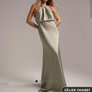 Grön långklänning med halterneck - Säljer denna fina balklänning, helt oanvänd med lappar kvar. Nypris 1569