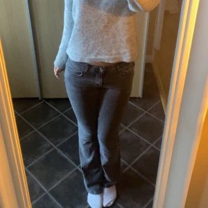 Mörkgrå Jeans - Jättefina mid/lowwaisted jeans från gina. säljer för att de inte kommer till användning💕