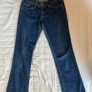 Blå Levi's 572 lowwaist Bootcut Jeans - Snygga blå Levi's 572 lowwaist bootcut jeans!!! Säljer pga för små:( Strl W28 L32