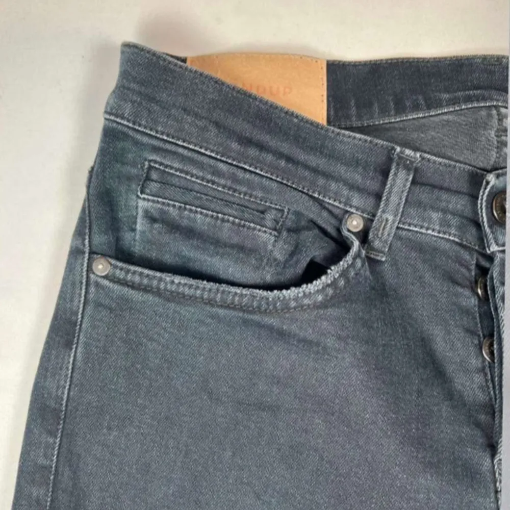 Säljer nu dessa riktigt feta dondup jeans, dom ser mycket mörkare ut på bilderna än i verkligheten - kolla sista bilden, storlek 31 men sitter som 30. Farkut & Housut.