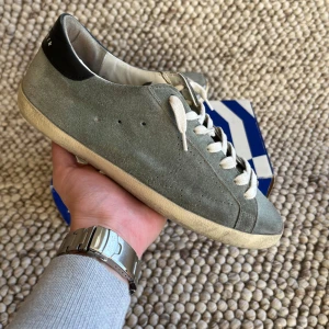 Golden goose sneakers  - Säljer ett par golden goose sneakers! Storlek 40 men fits 41. Vid frågor om storlek och innermått är det bara att höra av sig! Loggan & färgen är svårt att utgöra på bild, kan fota närmare vid behov. |Endast skorna följer med vid köp| 📩