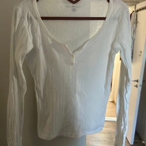 Vit tröja från Brandy Melville - Säljer en vit ribbad tröja från Brandy Melville!! Super fin och bra skick, använd fåtal gånger!!🩷