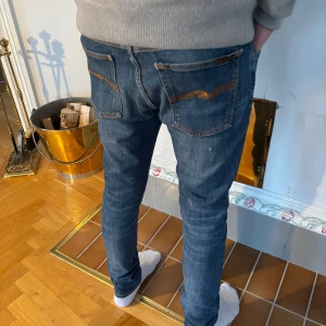 Nudie jeans - Ljusblåa nudie jeans med riktig fin tvätt | storleken är 29/30 | liten slitning på baken men inget stort (bild 1) | vid fler funderingar kom privat🤩