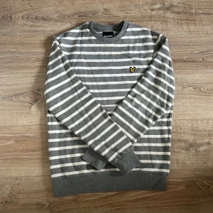 Lyle & scott tröja  - En snygg tröja i bra skick utan några som helst anmärkningar. Hör av er vid ytterligare frågor annars fritt fram att använda ”köp nu”.                     (Postar inom 24h)