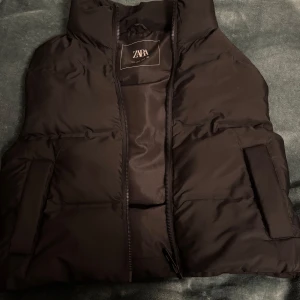 Svart väst från Zara - Säljer denna svarta dunväst från Zara som jag aldrig använt. 
