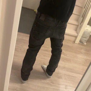 Svarta replay - Snygga svarta jeansbyxor med en straight passform. De har klassiska femficksdetaljer och en dragkedja. Perfekta för en stilren look.