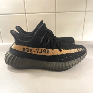 Yeezy Boost Adidas Strl EU38 - Yeezy Boost Adidas Storlek EU38 (jag själv har damstorlek 37-38 och dessa passar mig perfekt. Mycket sparsamt använda, ser nya ut!  Så sjukt bekväma   Kan mötas upp i Stockholm city för avhämtning. 