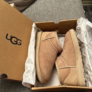 Beige boots från UGG - Säljer ett par klassiska beige boots från UGG i mocka. De har en mjuk och varm insida, perfekt för kyligare dagar. Skorna kommer i originalkartong.