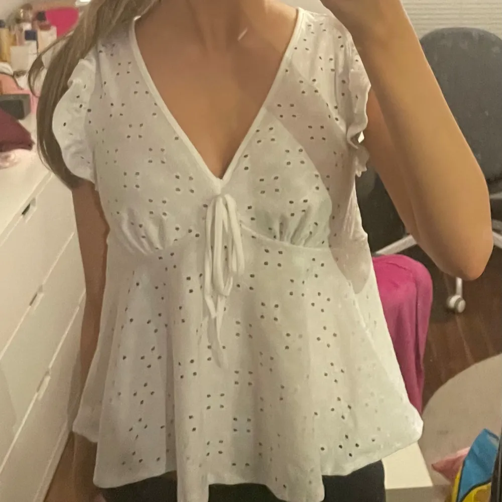 jättegullig vit blus köpt på plick! superfin nu när våren kommer eller till sommaren! passar mig som har XS-S. hör av er vi frågor eller intresse 💘🙏. Puserot.