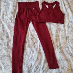 Träningsset från aybl - Rött träningsset från AYBL i bra skick. Tightsen är XS och toppen är S.