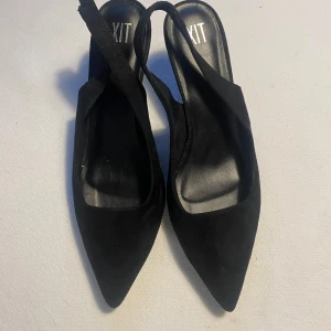 Klackar  - Spetsiga slingbacks. Använda en gång så i väldigt bra skick